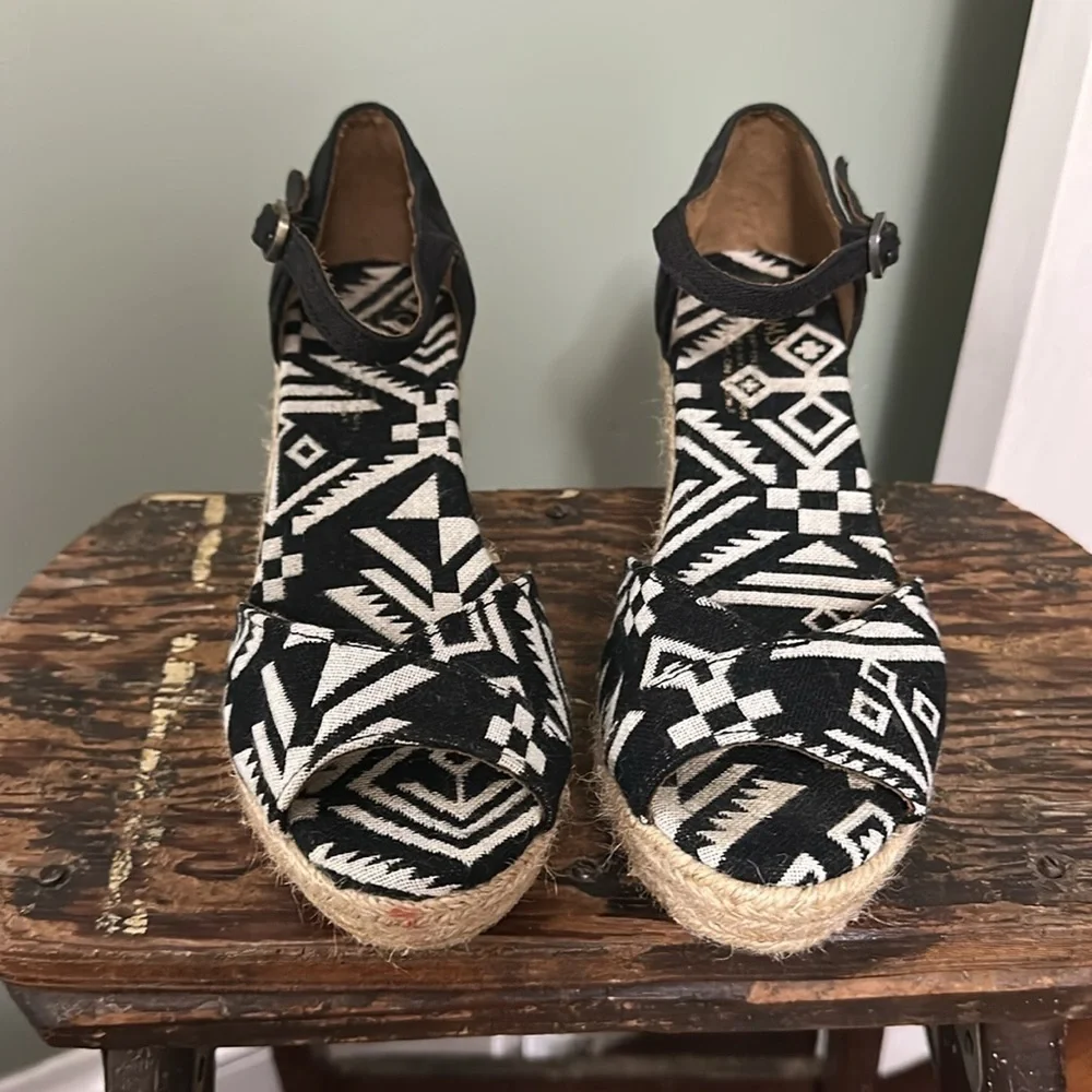 Toms Black and White Tribal Aztec Print Fabric Espadrille Wedges